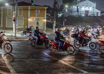 Semob orienta motociclistas sobre cuidados em pista molhada