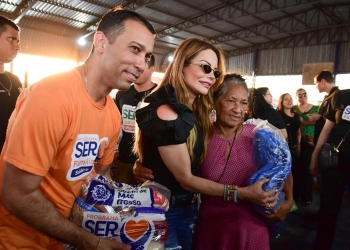 Virginia entrega cestas de alimentos, cobertores e brinquedos durante Mutirão da Cidadania em Cuiabá