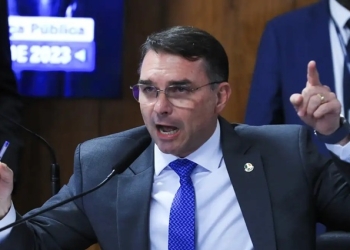 Em dia de operação contra Jair Bolsonaro, Flávio desembarca na Europa