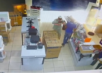 Vídeo flagra ladrão armado fazendo refém durante assalto à loja em Cuiabá; suspeito de 25 anos é preso