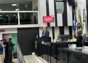 Prefeito troca o cinza pelo formal