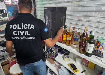 Polícia Civil apreende 444 garrafas de bebidas destiladas falsificadas no Shopping Popular