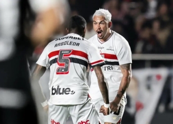 São Paulo vence Corinthians e respira no Brasileirão