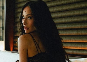 De lingerie, Sabrina Sato sensualiza ao arrumar malas: ‘Cada dia mais linda!’