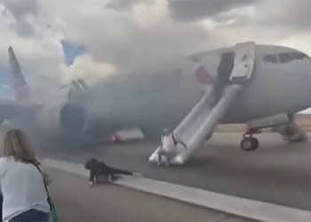 Incêndio em trem de pouso obriga evacuação de avião em Denver; passageiros desceram com bagagens
