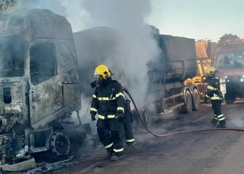 Carreta pega fogo na BR-163 na manhã deste domingo e bombeiros é acionado