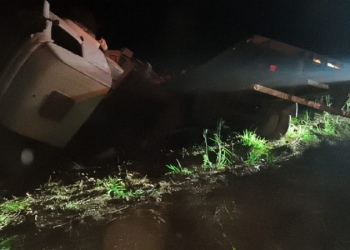 Caminhoneiro de 67 anos morre após tombar carreta na BR-158