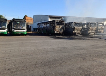 População não será afetada após incêndio atingir seis ônibus da Caribus em Cuiabá