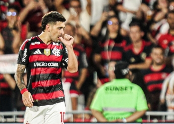 Flamengo aplica goleada histórica de 8 a 0 no Vitória e consolida liderança no Brasileirão