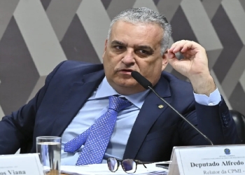 Relator da CPMI do INSS ameaça dar voz de prisão a delegado da PF durante sessão