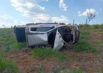 Mulher de 52 anos morre após ser arremessada de carro em capotamento em MT