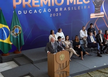 Evasão escolar é questão de Estado, diz Lula na entrega do Prêmio MEC