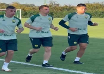 Recém-chegados, atacante argentino e prata da casa são vistos em atividade no CT do Dourado