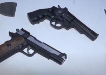 Dois homens são presos em flagrante com simulacros de armas de fogo, faca e machadinha
