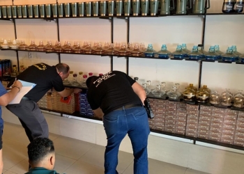 Fiscalização apreende 260 caixas de papéis de seda para cigarro falsificados; veja vídeo