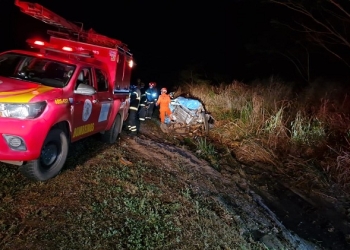 Casal morre após colisão entre carro e caminhão durante temporal na BR-163
