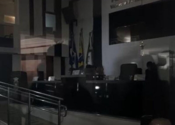 Apagão interrompe sessão da Câmara