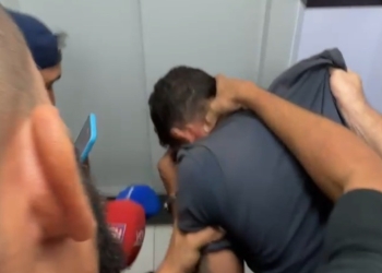 Com a cabeça baixa e negando ter assassinado mulher na UFMT, suspeito chega à DHPP; veja o vídeo