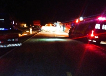 Motorista é socorrido pelo Corpo de Bombeiros após carreta tombar na BR-158