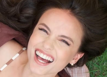 Larissa Manoela dá boas-vindas a setembro com look estiloso e descontraído: ‘Alegrias’