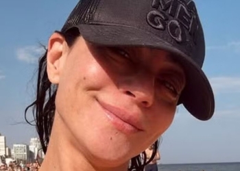 Carol Castro curte dia de praia no Rio e celebra retorno: ‘Finalmente voltei’