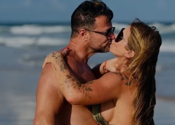 Mãe de Viih Tube esbanja boa forma ao posa de biquíni na praia: ‘Menina da praia’