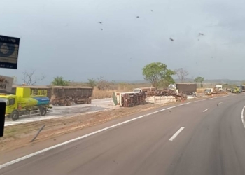 Motorista morre em acidente com caminhão carregado de adubo na BR-364; pista permanece interditada