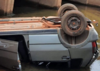 Uma mulher morreu e outras quatro pessoas ficaram feridas após veículo cair de ponte