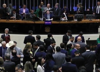 Câmara aprova texto que dificulta denúncia criminal contra parlamentar