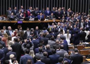 Câmara aprova urgência para projeto de anistia a golpistas