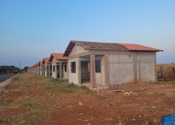 Cidade de MT investe forte em eventos em setembro, mas construção de casas populares está parada