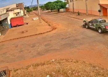 Motociclista sofre fratura exposta ao ser atingida por viatura da PM; veja vídeo