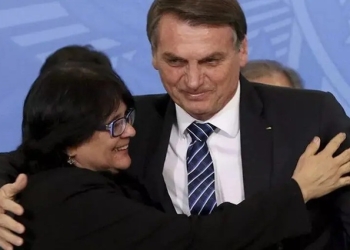 Visita da senadora Damares a Bolsonaro teve bolo e oração