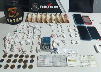 Três pessoas são presas por tráfico de drogas após Rotam encontrar 55 porções de entorpecentes