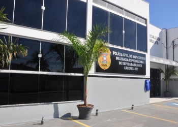 Mulher é presa após queimar filho de 10 anos com água quente