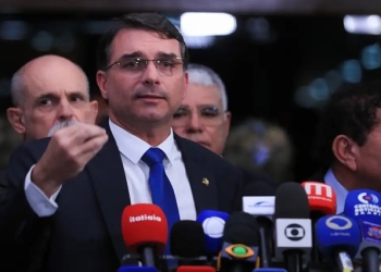 Senador Flávio ataca Moraes após voto para condenar Bolsonaro