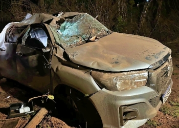 Cinco pessoas são socorridas após caminhonete capotar várias vezes na Estrada do Manso