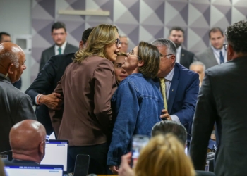 Deputada Coronel Fernanda e senadora Leila batem boca e ficam frente a frente durante CPMI do INSS