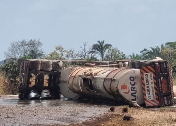 Carreta com diesel tomba na Serra de São Vicente e deixa uma pessoa morta; veja vídeo