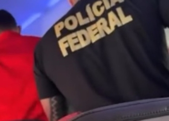 Voo da Latam vira caso de polícia e PF retira passageiro de avião