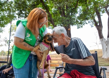 Prefeitura de Cuiabá leva alegria e afeto aos idosos do Abrigo Bom Jesus com integração de cães