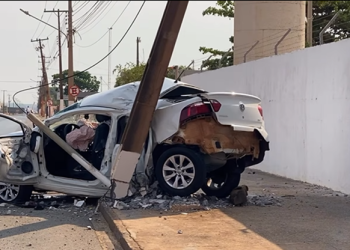 Acidente deixa duas pessoas feridas em colisão de veículo contra muro e poste de energia