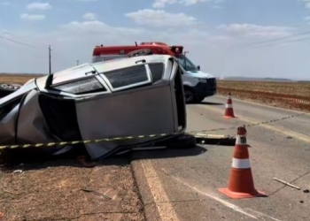 Motorista tenta ultrapassar carreta e morre em colisão frontal com SW4