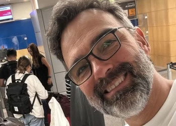 Tadeu Schmidt exibe visual diferente durante férias pela Europa!: ‘Diferentão’