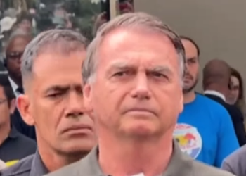 Apoiadores se reúnem em frente a hospital durante cirurgia de Jair Bolsonaro em Brasília