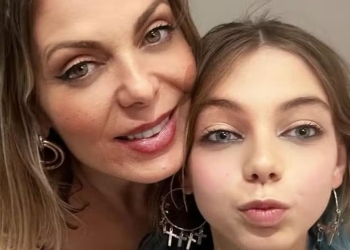 Sheila Mello e a filha curtem domingo de boliche com amigas: ‘Construindo histórias’
