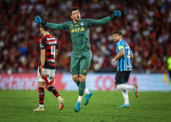 Goleiro brilha com defesa milagrosa e gol de pênalti em empate tenso entre Flamengo e Grêmio