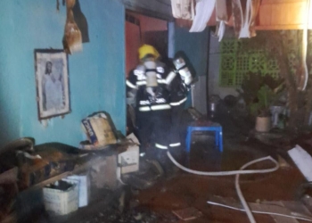 Idoso de 80 anos é resgatado pelo Corpo de Bombeiros durante incêndio em quitinete