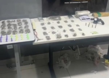 Trio é preso em flagrante pela PM com 59 porções de drogas, arma e munições