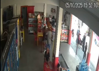 Idosa de 62 anos é presa após tentar matar desafeto a facadas; veja vídeo